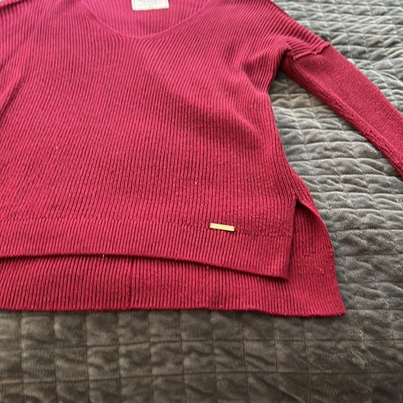 Burgundy V-neck sweater - Picture 3 of 3